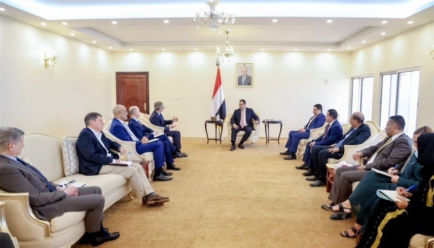 رئيس الوزراء اليمني معين عبدالملك خلال استقبال سفراء عدد من دول الاتحاد الأوروبي (وكالة الأنباء اليمنية)
