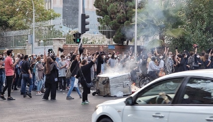 إيرانيون يتظاهرون ضد النظام (أرشيف)