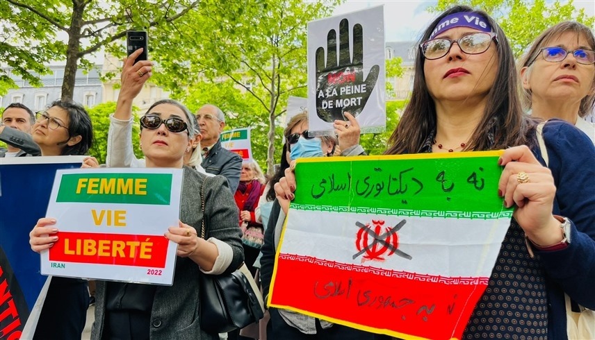 صورة متداولة من الاحتجاج قرب سفارة طهران في باريس (تويتر)