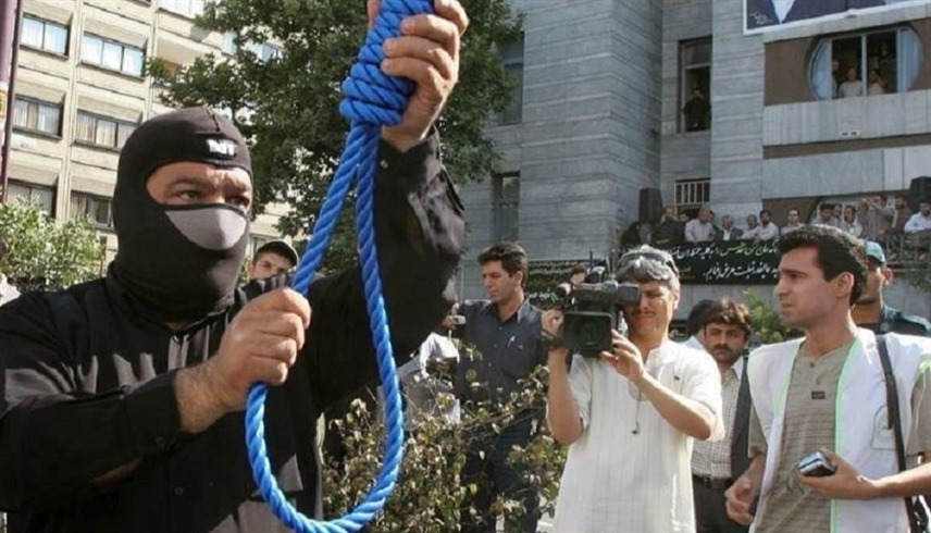 جلاد يجهز حبل مشنقة في ساحة عامة بإيران (أرشيف)