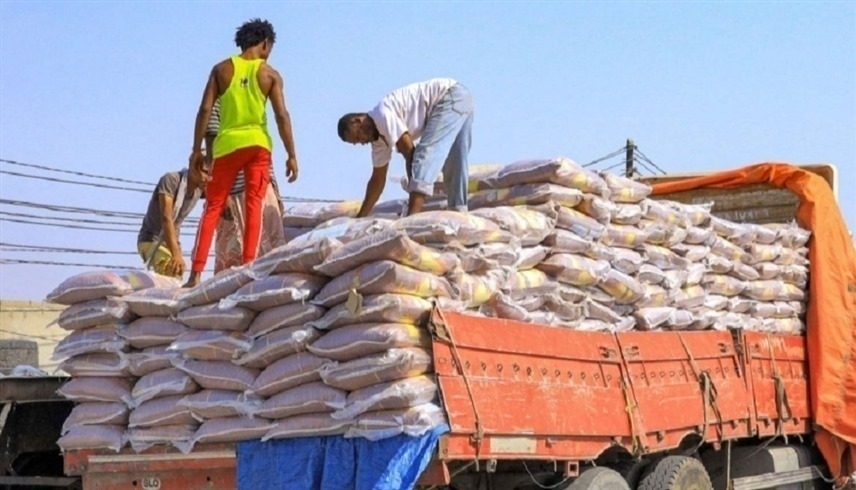 احتجاز الميليشيات الحوثية المئات من ناقلات القمح (تويتر)