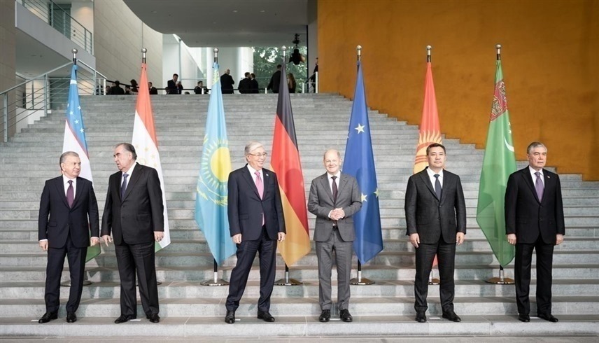 المستشار الألماني أولاف شولتس وزعماء آسيا الوسطى الخمسة اليوم في برلين (إكس)