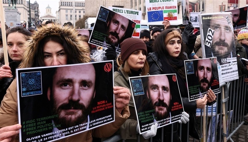 تجمع لدعم عامل الإغاثة البلجيكي المعتقل في إيران أوليفييه فاندكاستيل (وكالات) 