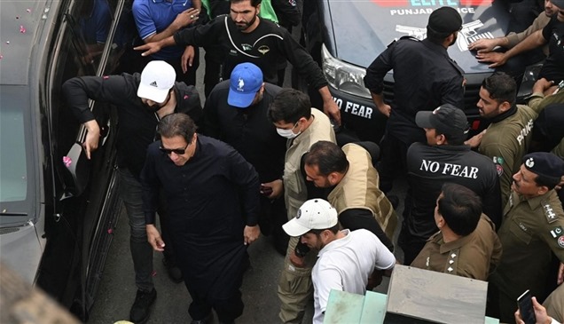 محكمة باكستانية تتهم عمران خان بإفشاء أسرار الدولة