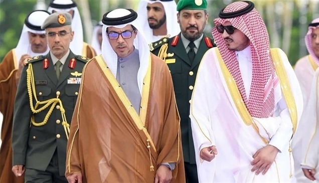 منصور بن زايد يصل جدة للمشاركة في القمة العربية