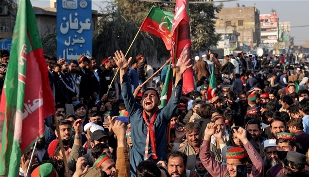 أنصار خان يتظاهرون بعد فوزهم بالانتخابات الباكستانية